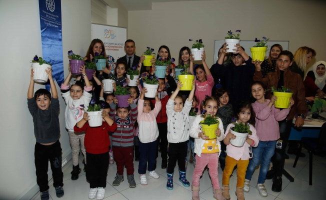 Göçmen çocuklara bitkili rehabilitasyon