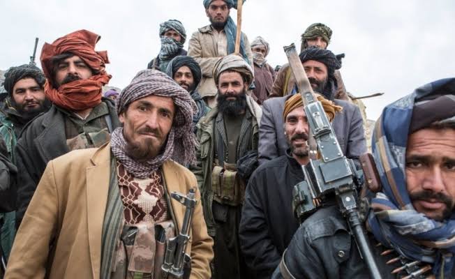 Taliban askeri üsse sızdı: 23 güvenlik görevlisi öldü