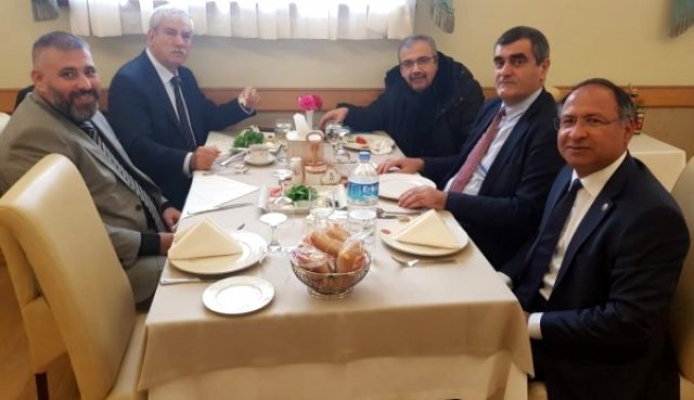 Sırrı Süreya Önder ve CHP’li milletvekilleri kahvaltıda buluştu