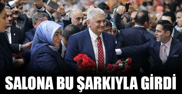 Salona 'Erdoğan şarkısı' ile girdi