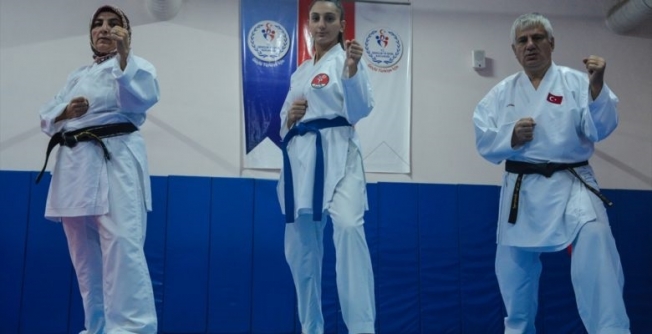 Ailece Karate yapıyorlar