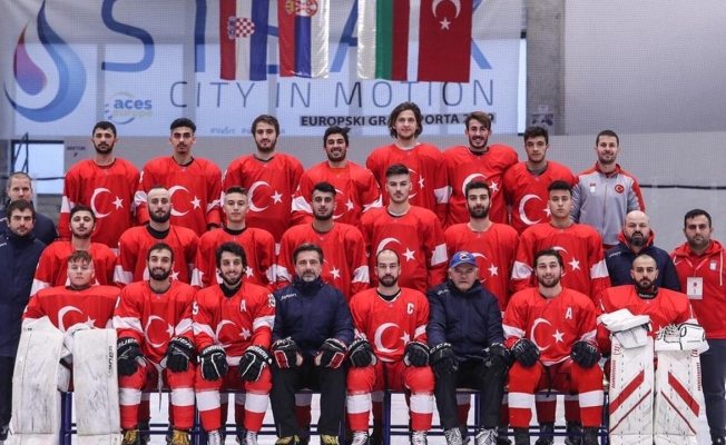 İstiklal Marşı yarıda kesildi!