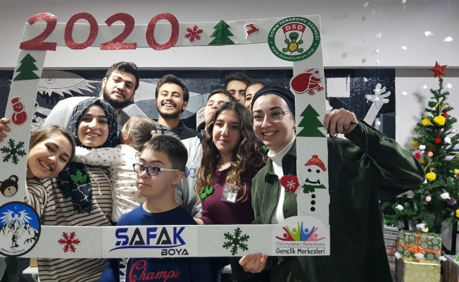 Down sendromlu çocuklara yılbaşı kutlaması