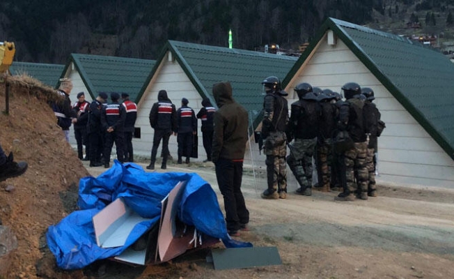 Uzungöl'de kaçak yapıların yıkımına başlandı