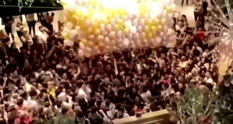AVM'de balon izdihamı: 17 yaralı
