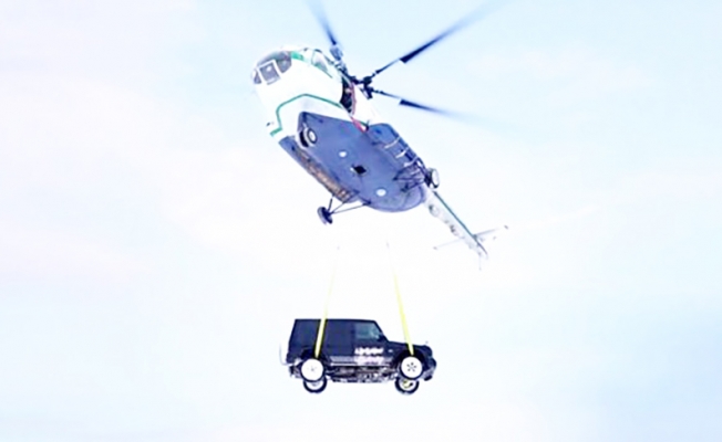Milyonluk arabasını helikopterle aşağı attırdı