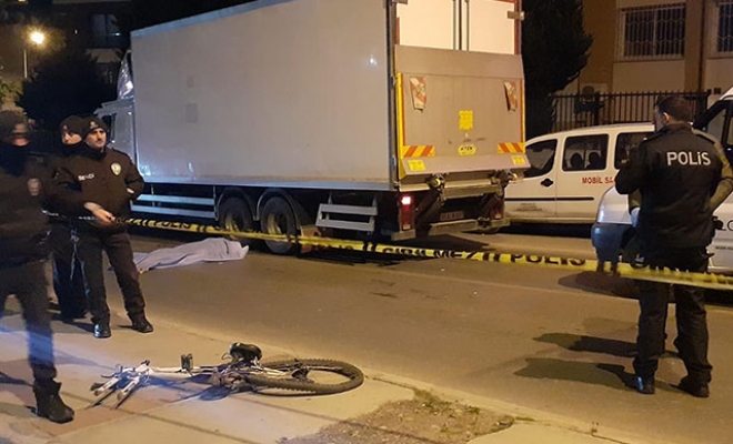 Bisiklete biniyordu kamyon lastiklerine sıkıştı