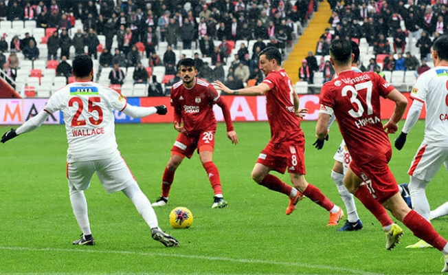 Lider evinde yıkılmıyor