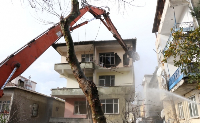 Kartal’da metruk yapıların yıkımı