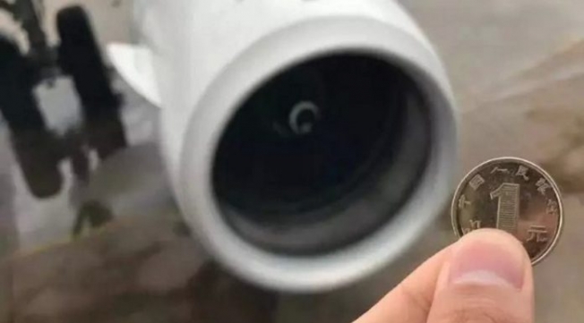 Çin'de bir adam uçağın motoruna uğur için bozuk para attı