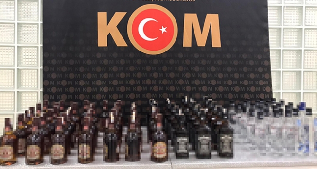 Araçta onlarca kaçak içki ele geçirildi