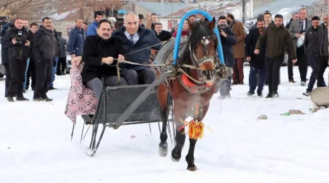Belediye başkanı ve İl müdürünü at kaçırdı