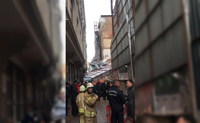 Beyoğlu'nda bina çöktü