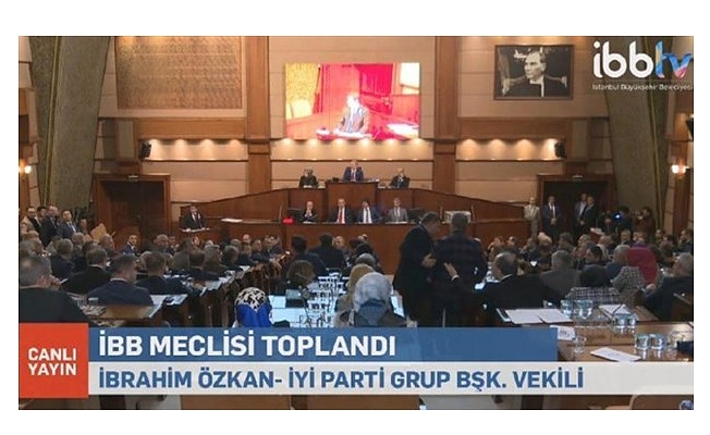 İBB Meclis'inde tartışma: AKP'li üye İYİ Partili üyenin üzerine yürüdü
