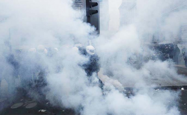 Sarı Yeleklilerin küçük zaferi: Fransa'da göz yaşartıcı bomba yasaklandı
