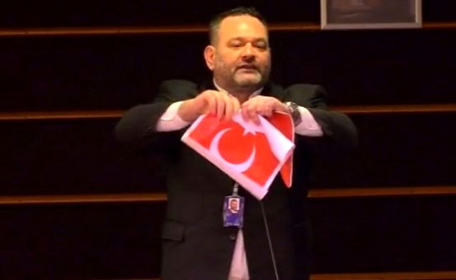 Türk bayrağını yırtan Yunan'a soruşturma