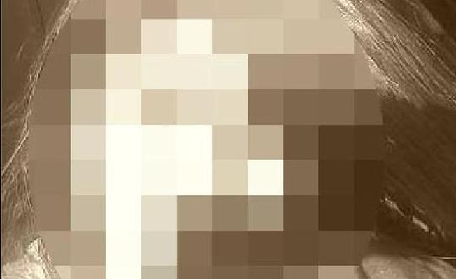 Oğlunun doğum gününe çağırıp çıplak fotoğraflarını çekti