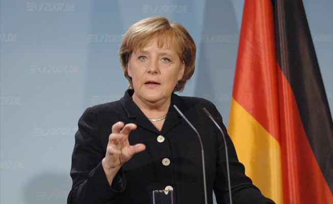 Merkel’den flaş açıklama: Referandumu beklemeliyiz