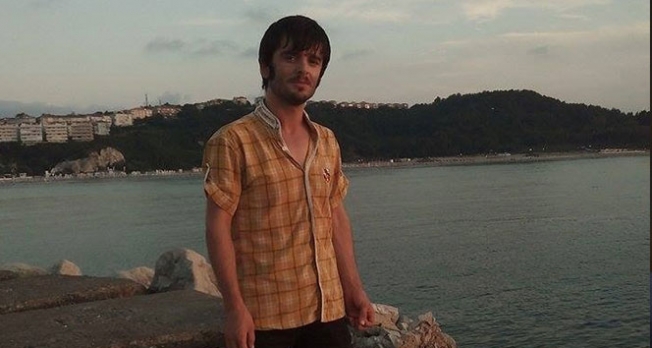 Acımasızca annesini yatağında öldürdü