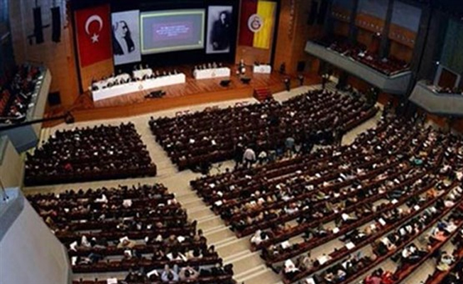 Galatasaray'da Mali Genel Kurul'u 'İzmir Marşı' ile başladı