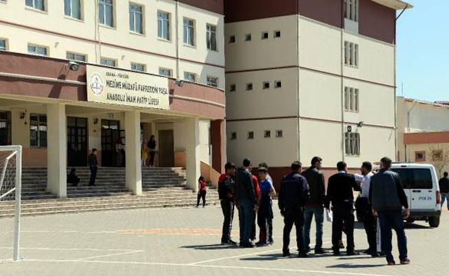 Okul bahçesinde silahlı kavga: 3 yaralı