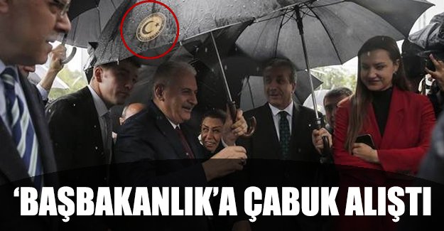Binali Yıldırım'ın kullandığı şemsiye dikkatleri çekti