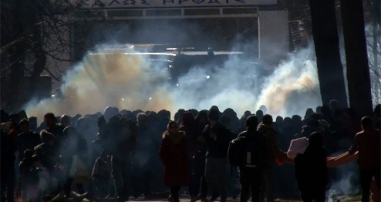 Yunan görevliler mültecileri engellemek için sınırda yangın çıkardılar