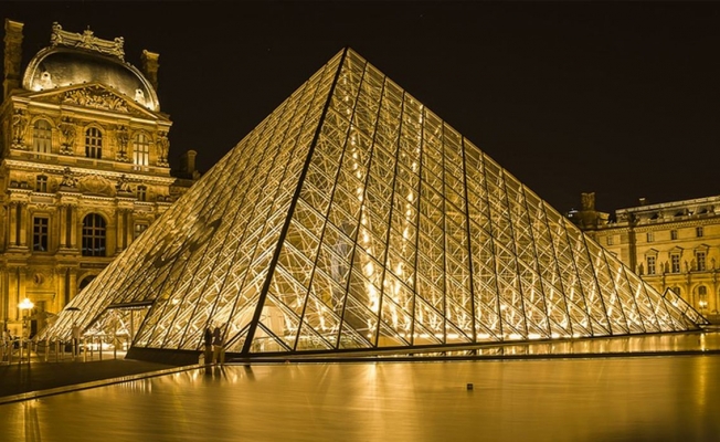 Louvre Müzesi kapatıldı