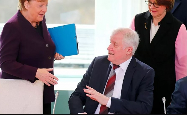 Alman Bakan, Merkel'in elini sıkmadı