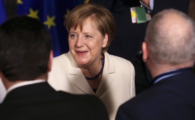 Almanya Başbakanı Merkel'in yüzü güldü... İlk seçimini kazandı