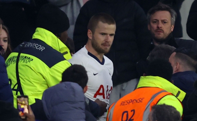 Yıldız futbolcu tribüne daldı!