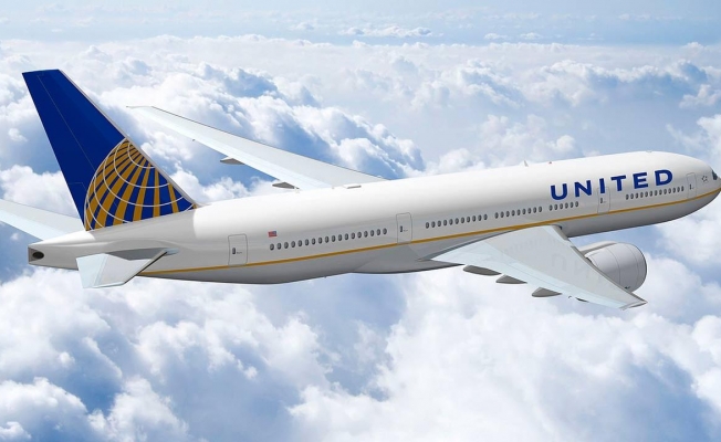 United Airlines, tayt giyen iki kızı ...