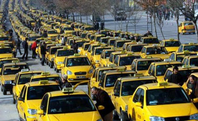 Taksicilerin yolcu alma tartışmasında kan döküldü
