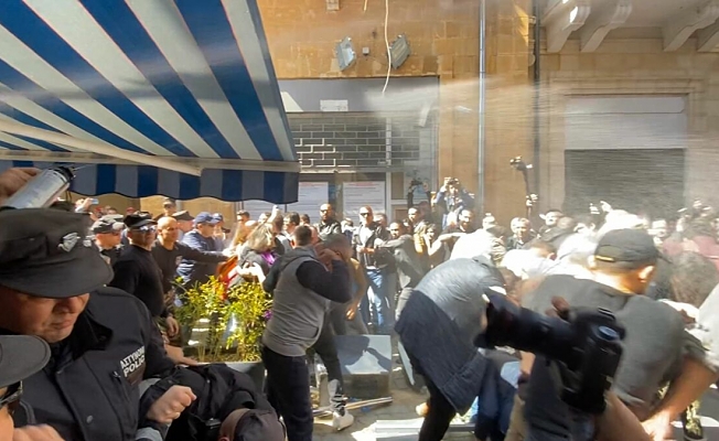 Güney Kıbrıs'ın koronavirüs gerekçesiyle kapıları kapatması protesto edildi