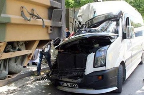 Öğrenci servisi askeri araca çarptı