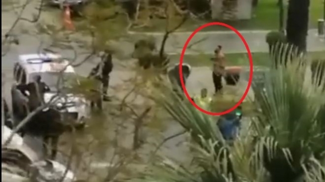 İzmir Büyükşehir önünde ‘jiletli’ cinnet!