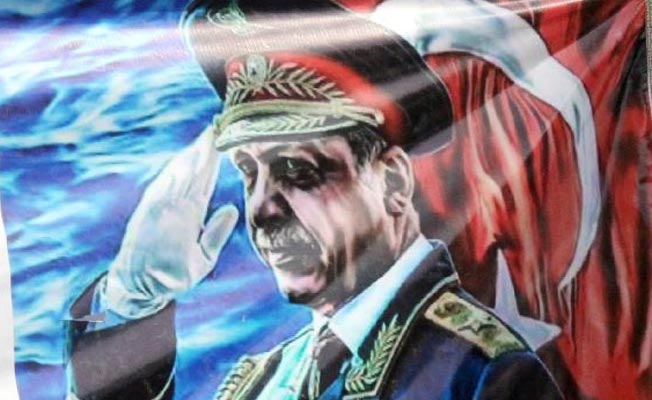 Emlakçıdan üniformalı Erdoğan pankartı