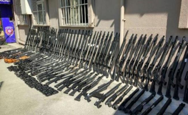 Sünnet kıyafeti satan işyerinden cephanelik çıktı