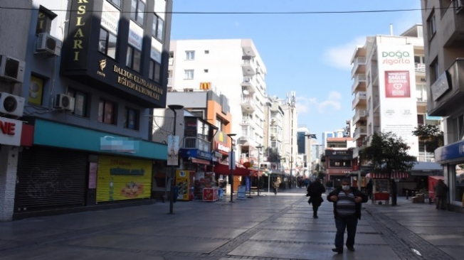 İzmir'in en yoğun sokaklarında koronavirüs sakinliği