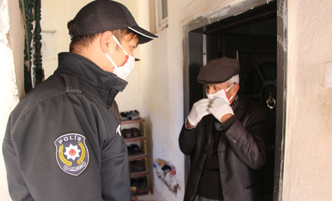 Evden çıkamadı, maaş almaya polislerle gitti