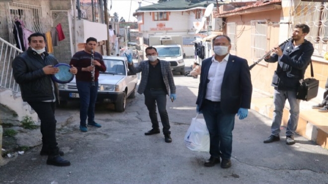 Özcan Purçu orkestra eşliğinde gıda paketi dağıttı