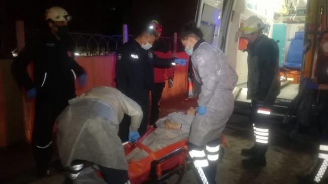 Hamile kadın, evde tek başına doğum yaptı