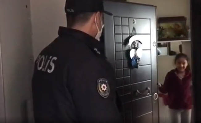 Evdeki bütün kitapları okudular polislerden yeni kitap istediler