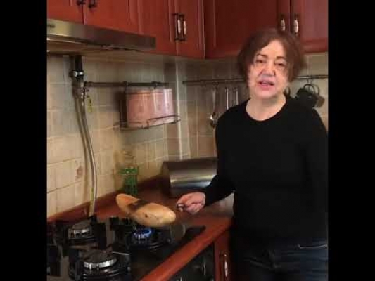 Ünlü şarkıcı ekmeği de dezenfekte etti