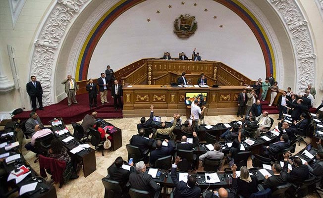 Venezuela Yüksek Mahkemesi Meclis'i feshederek darbe yaptı