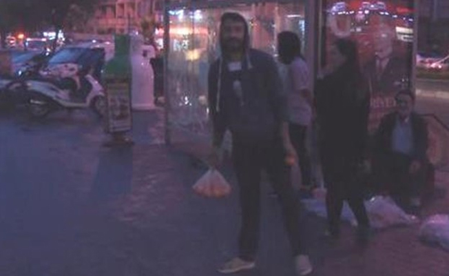 Yağmurda portakal satan işçiye yardım ettiler