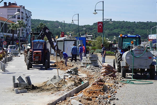 Ayvalık merkezde yol çalışmaları hız kazandı