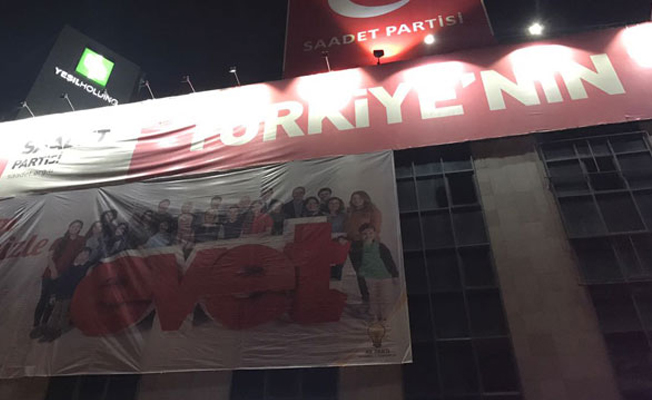 Saadet Partisi'nin binasına 'evet' pankartı