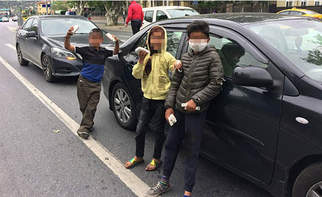 Yaşıtları parklarda, onlar ekmek parası derdinde