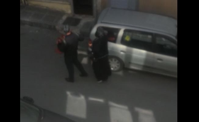 Sokakta akordeon serenatı